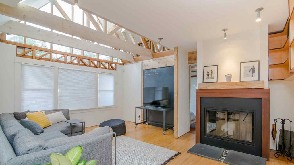 example of a living room in a house that has a Encumbrance in Real Estate Lake County